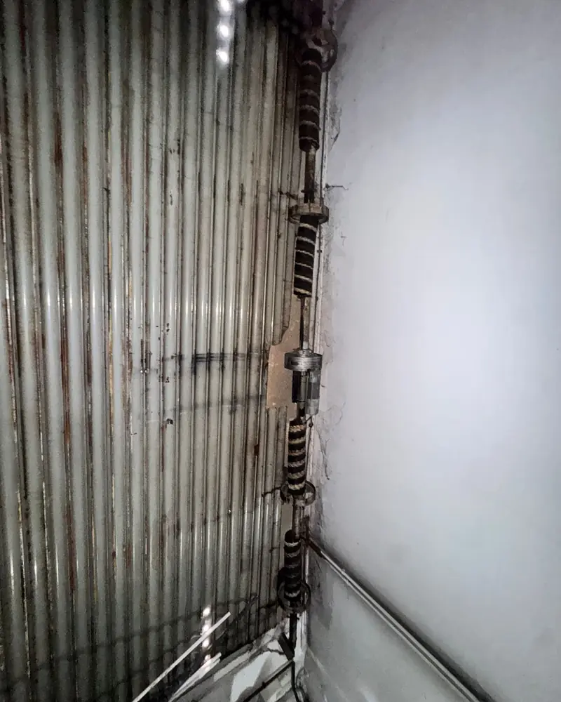 Eje antiguo con sus muelles a la vista, visto desde abajo dentro del cajón